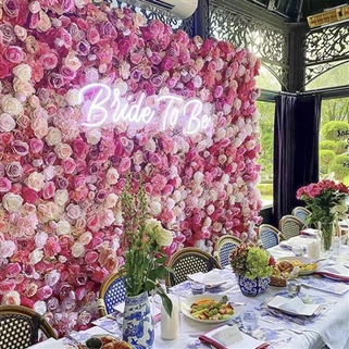 Fargerik kunstig simulert blomstervegg